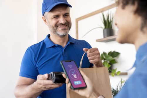 Cajero gestionando pedidos en TPV especializado para comida rápida