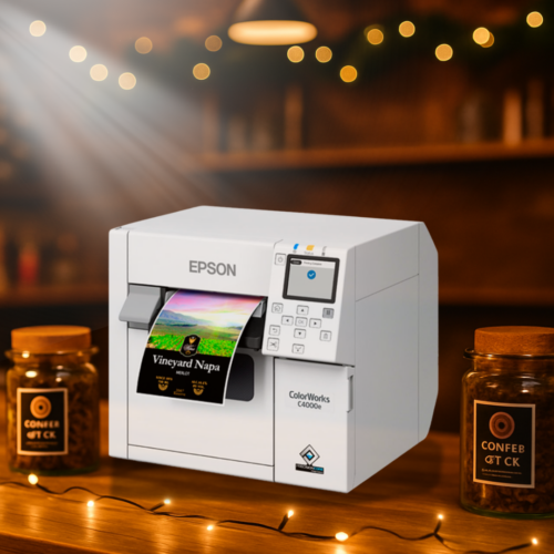 Imagen de impresora epson colorworks c4000e siendo mostrada junto a etiquetas de café