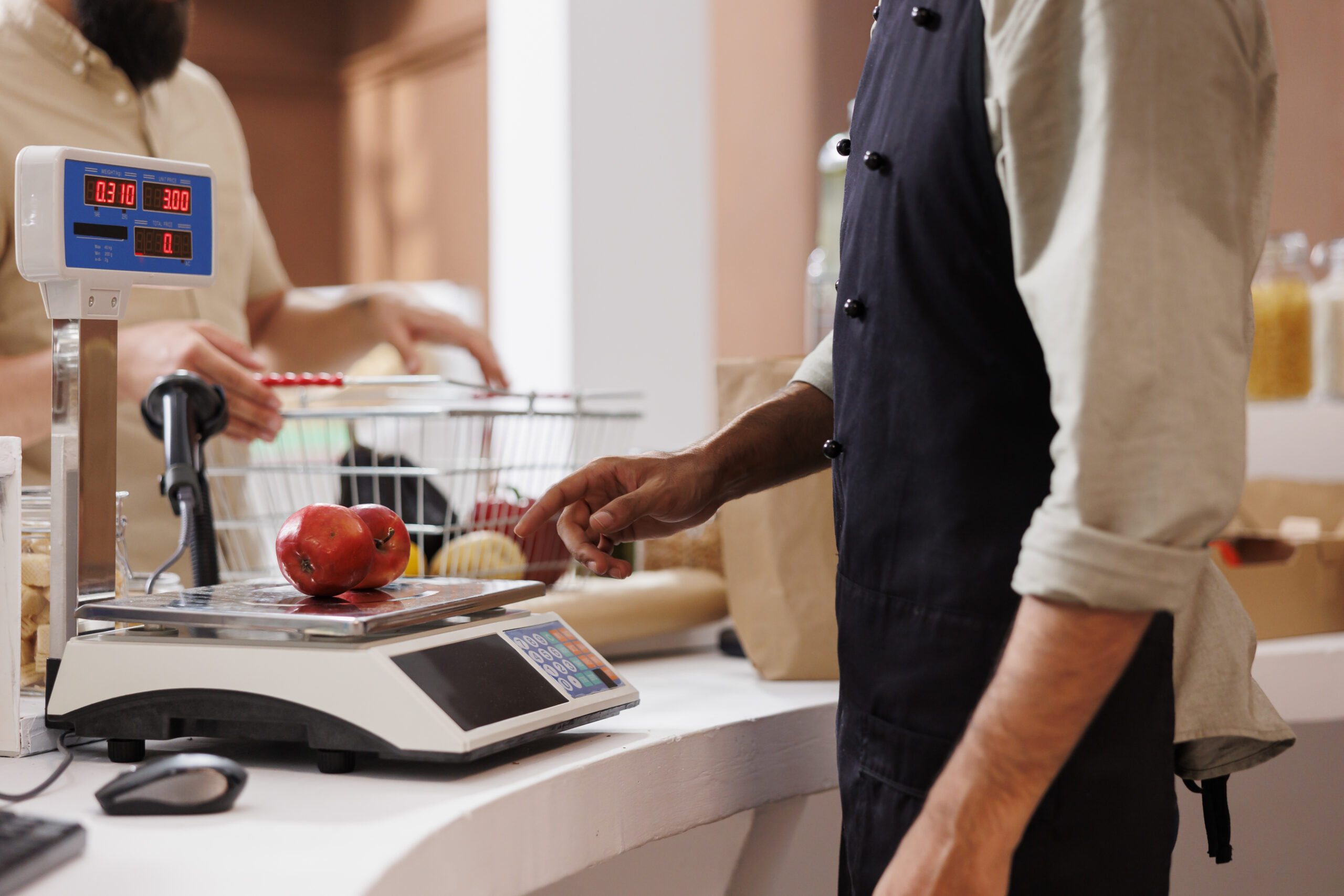 dependiente utilizando una balanza de pesaje comercial